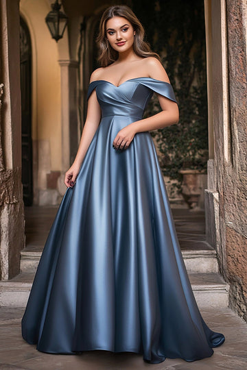 Une ligne bleu poussiéreux à épaules dénudées plissée et robe longue de bal